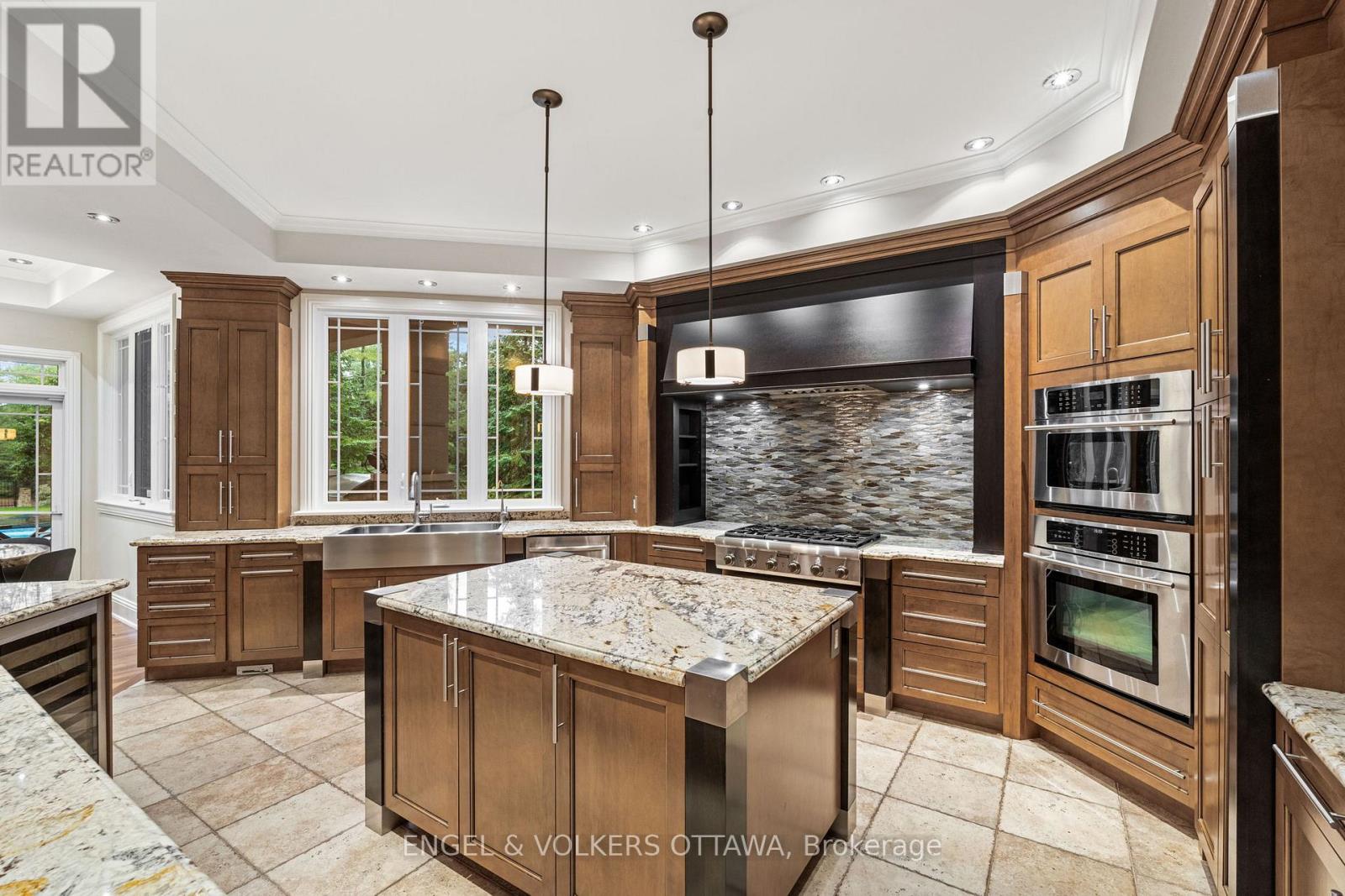 5800 Queenscourt Crescent