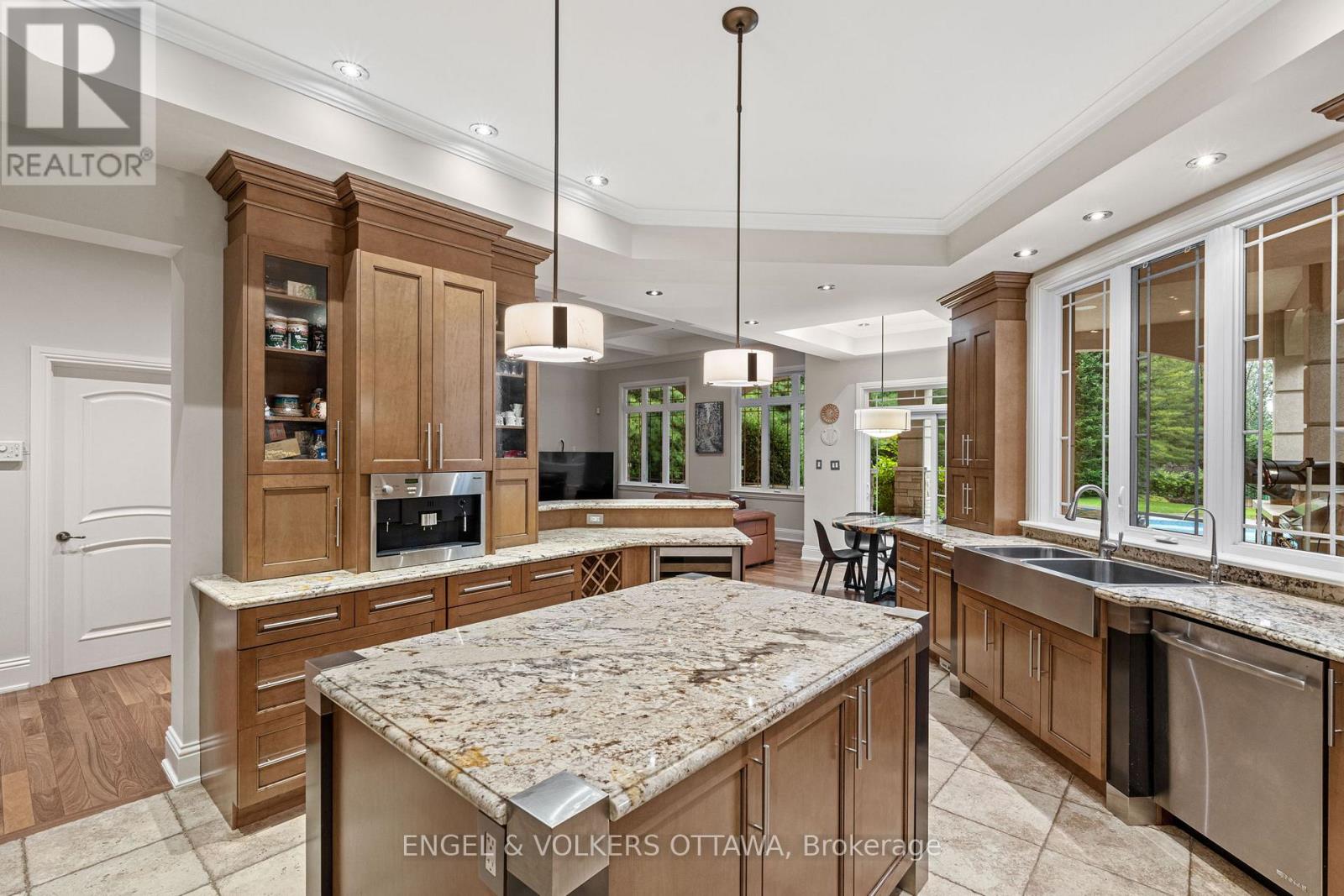 5800 Queenscourt Crescent