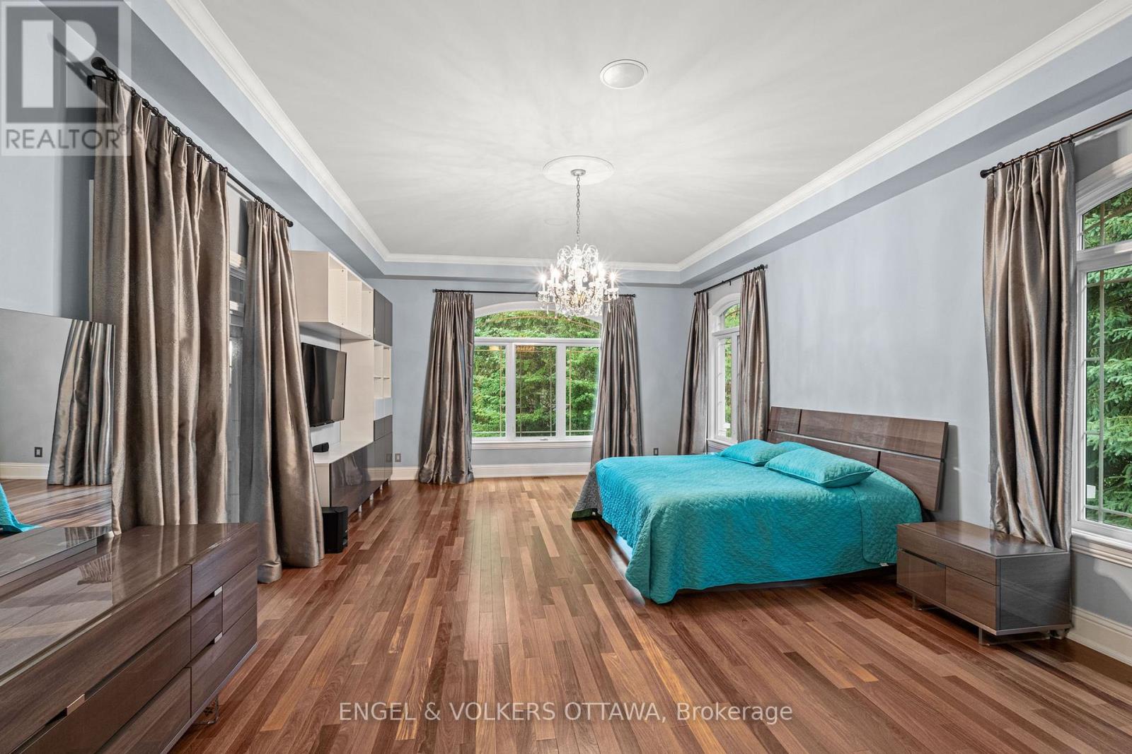 5800 Queenscourt Crescent