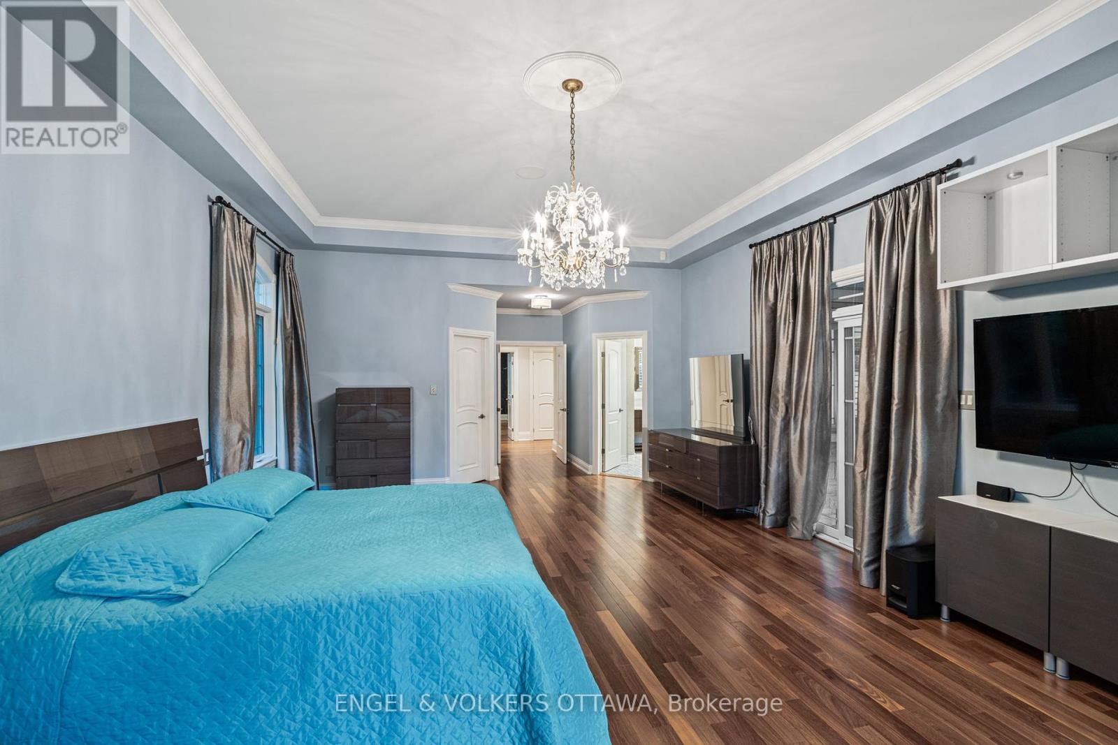 5800 Queenscourt Crescent