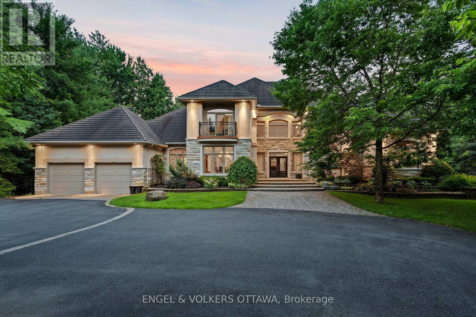 5800 Queenscourt Crescent