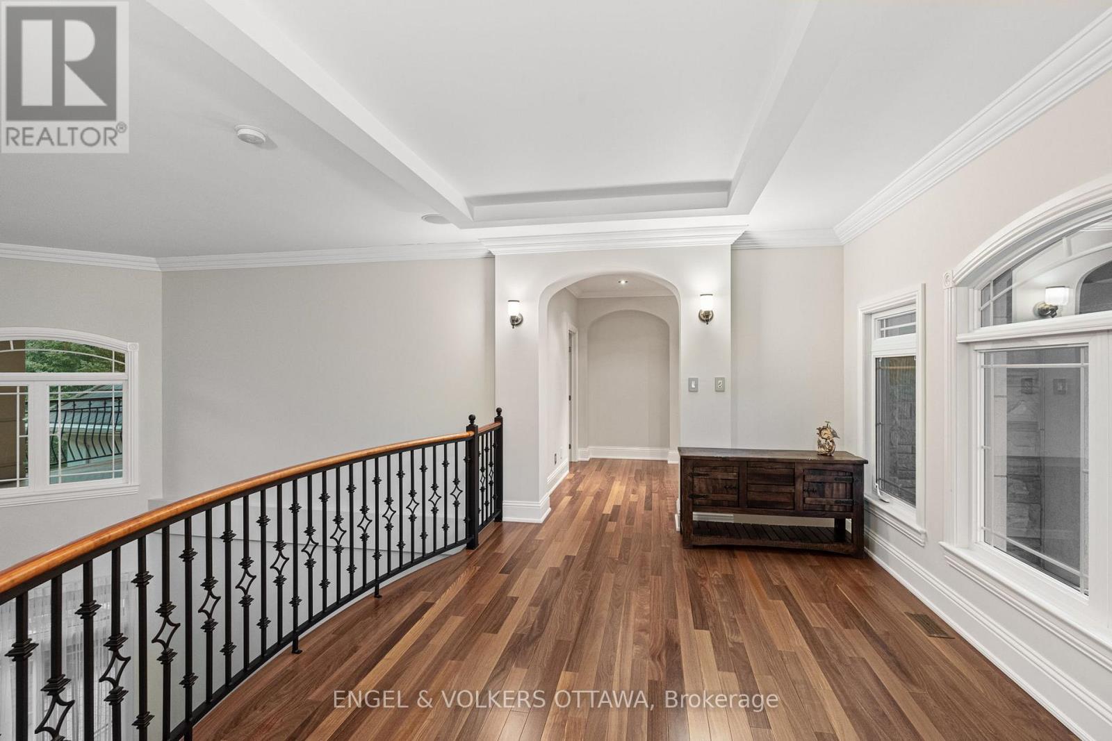 5800 Queenscourt Crescent