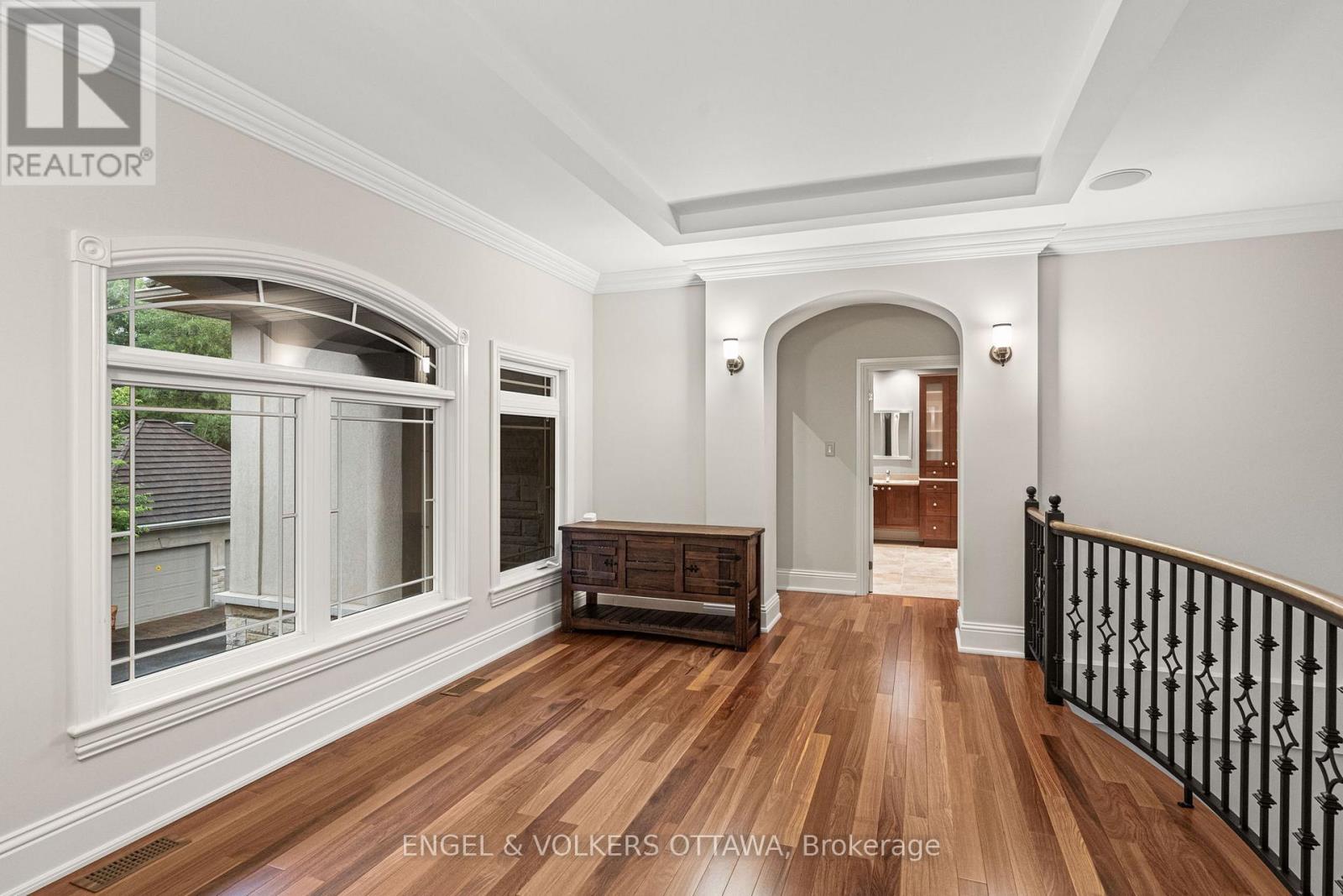 5800 Queenscourt Crescent