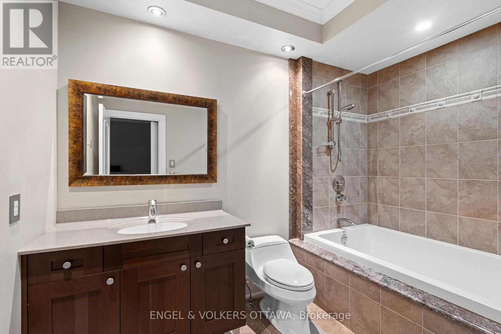5800 Queenscourt Crescent