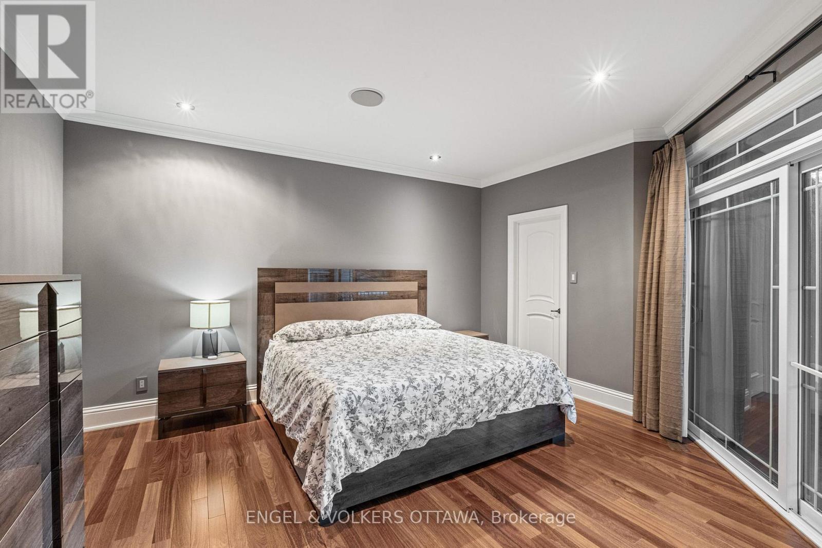 5800 Queenscourt Crescent
