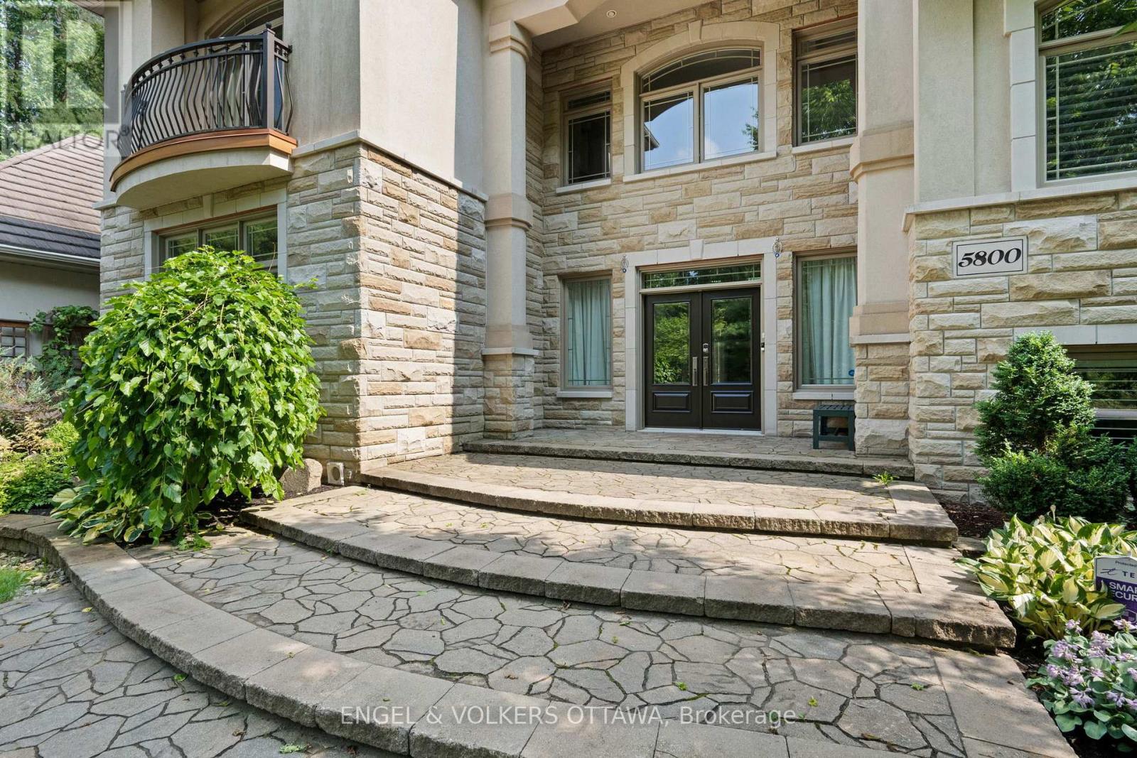 5800 Queenscourt Crescent