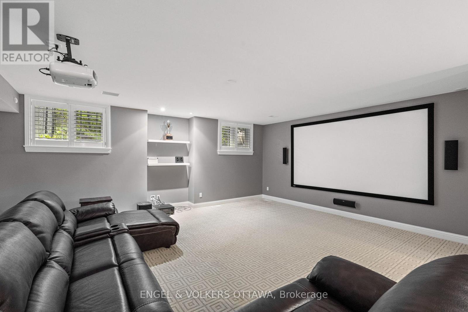 5800 Queenscourt Crescent
