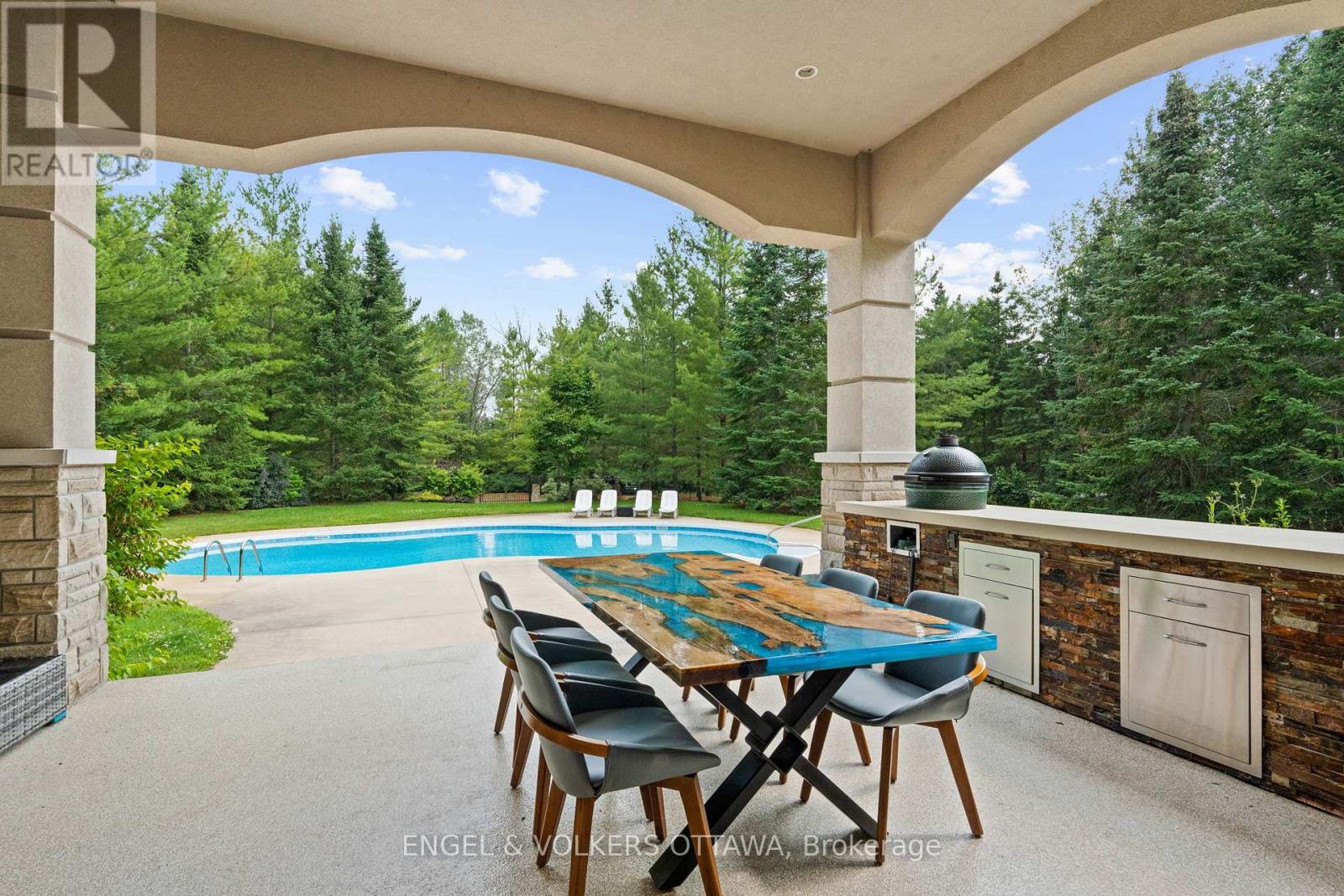 5800 Queenscourt Crescent