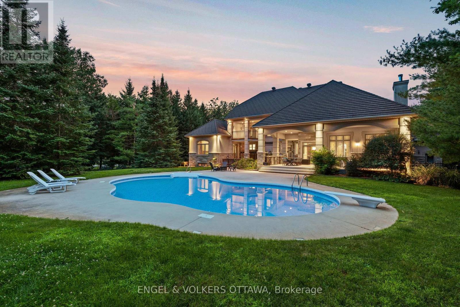 5800 Queenscourt Crescent