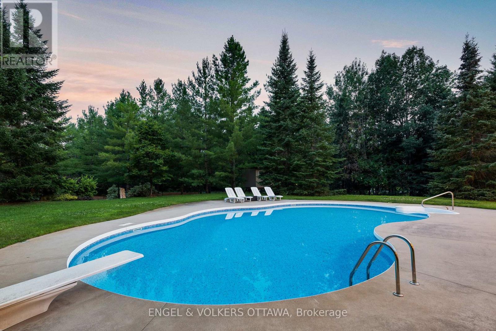 5800 Queenscourt Crescent
