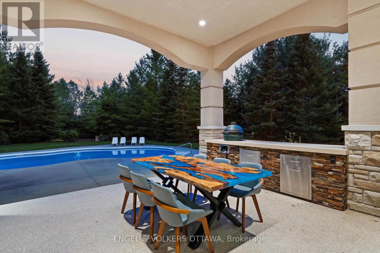 5800 Queenscourt Crescent