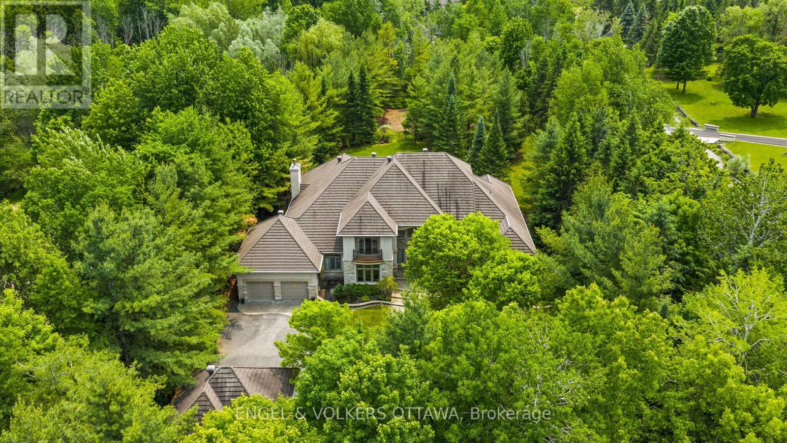 5800 Queenscourt Crescent