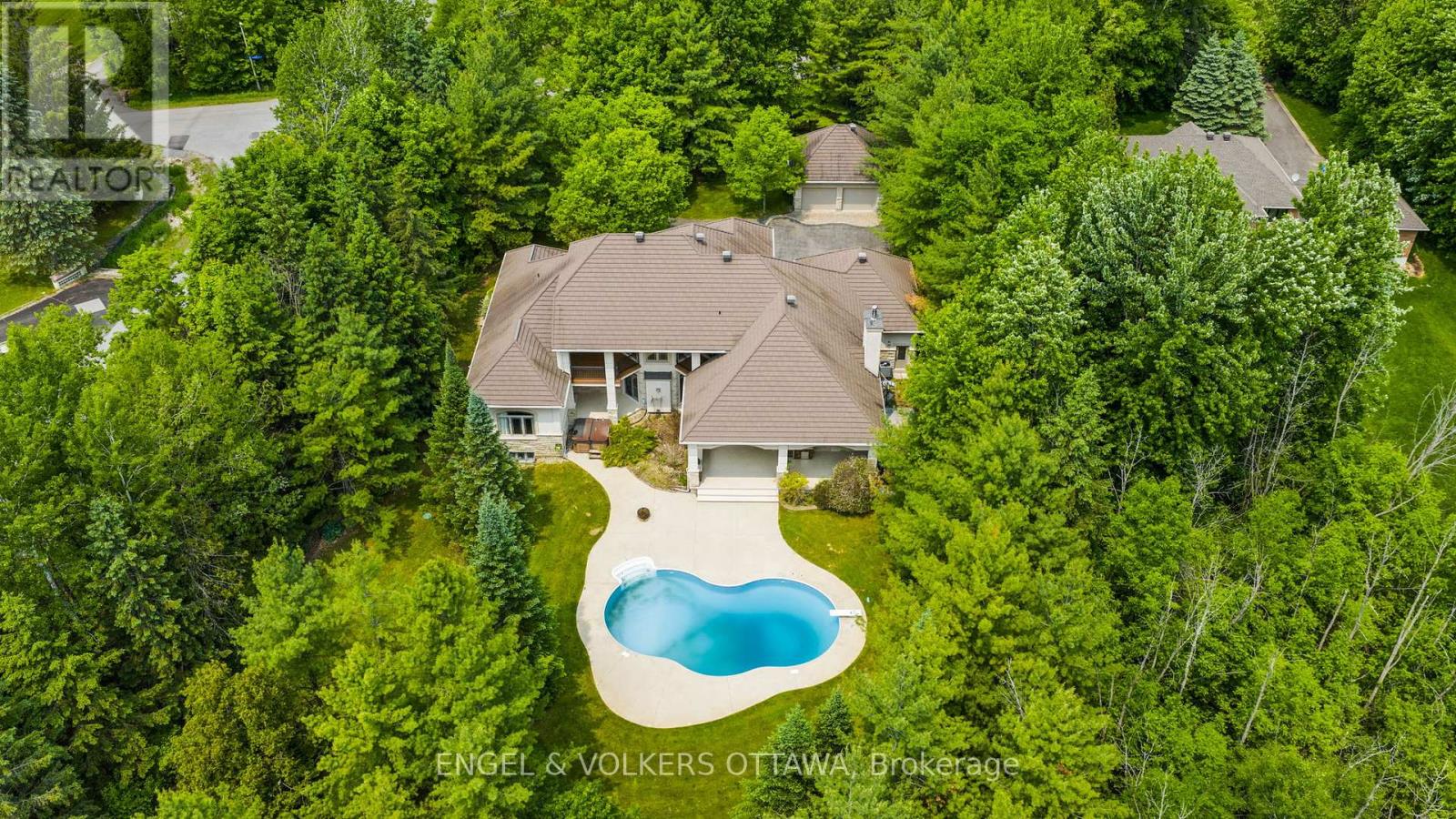 5800 Queenscourt Crescent