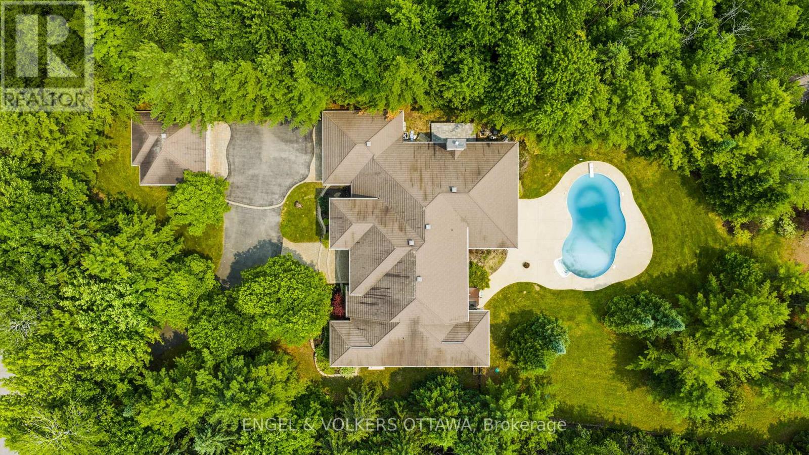 5800 Queenscourt Crescent