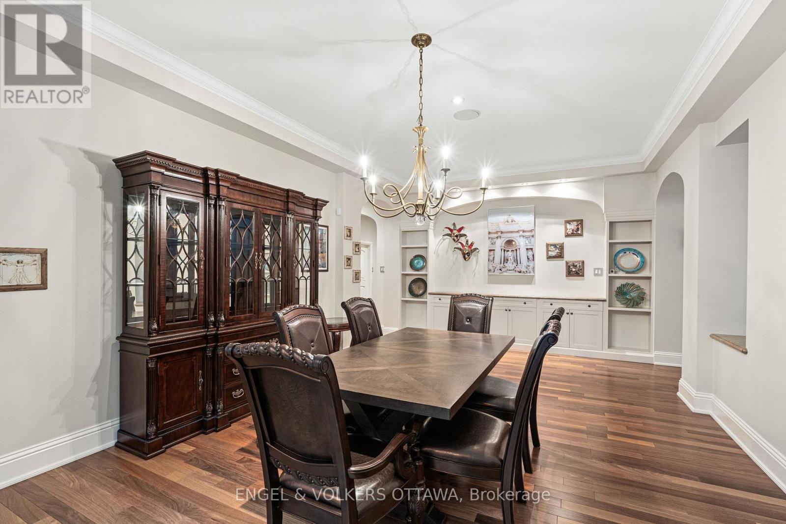5800 Queenscourt Crescent