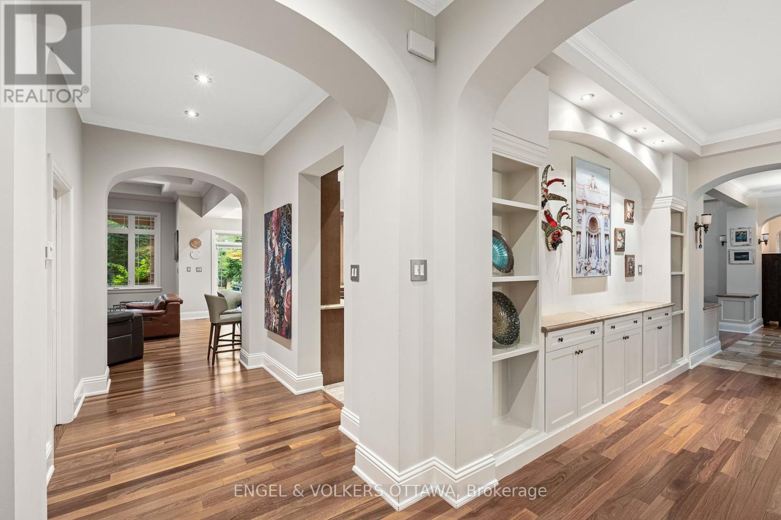 5800 Queenscourt Crescent
