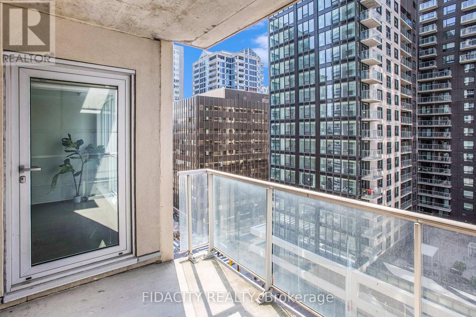 1105 - 242 Rideau Street