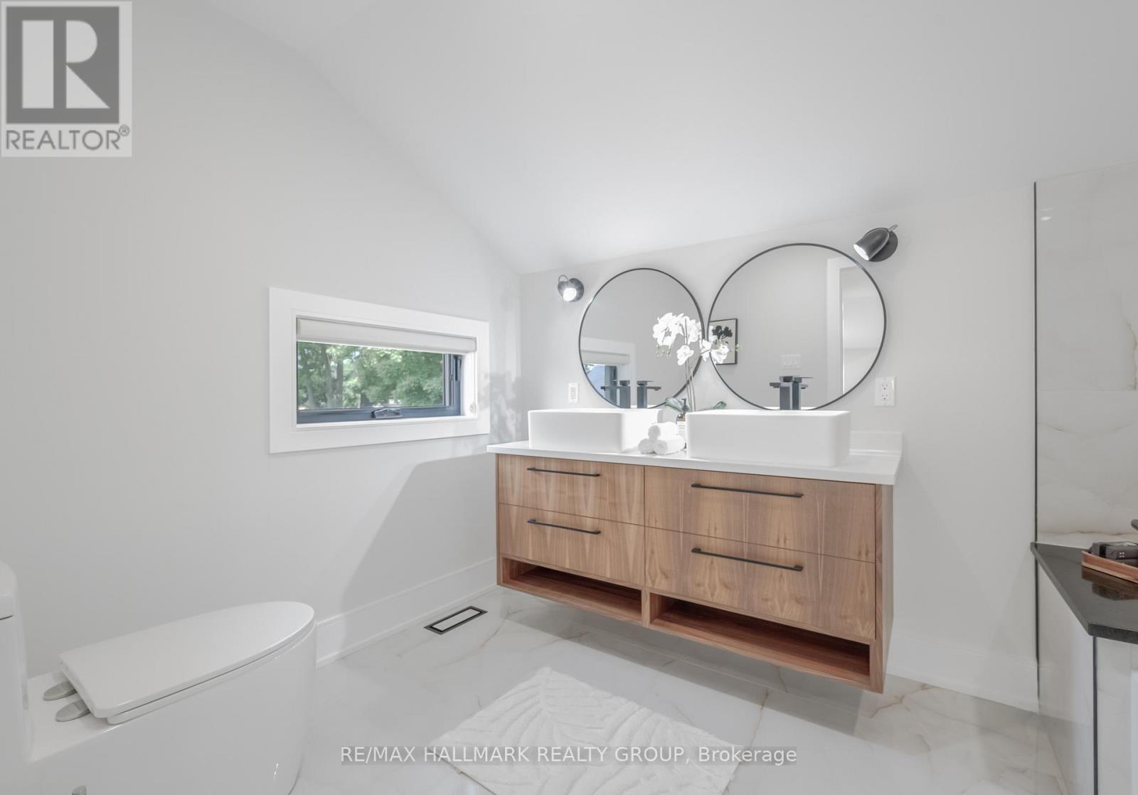 185a 185b Carleton Avenue