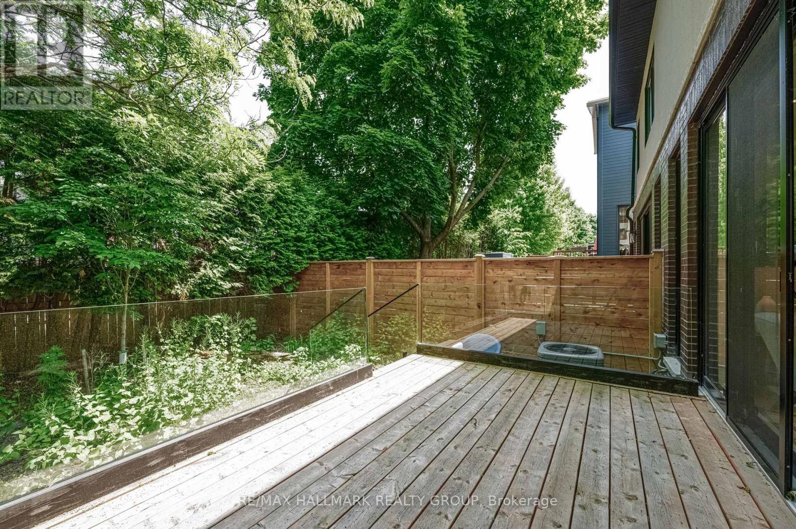 185a 185b Carleton Avenue