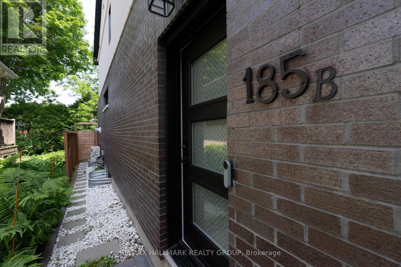 185a 185b Carleton Avenue