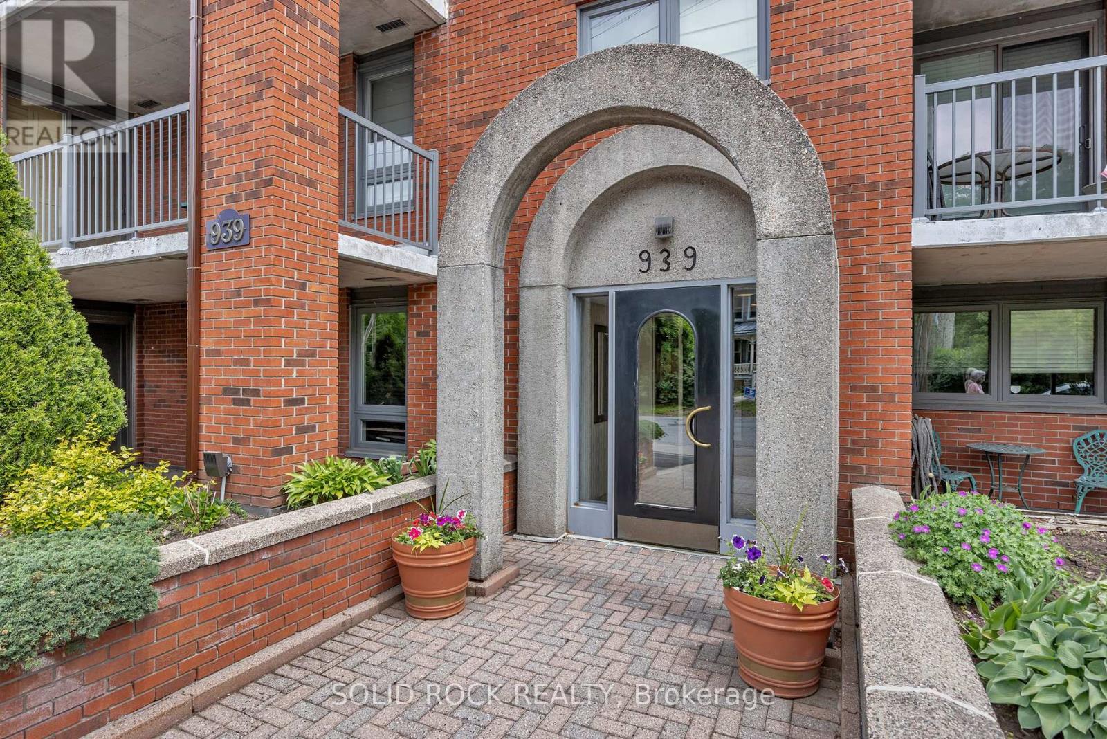 302 - 939 North River Road