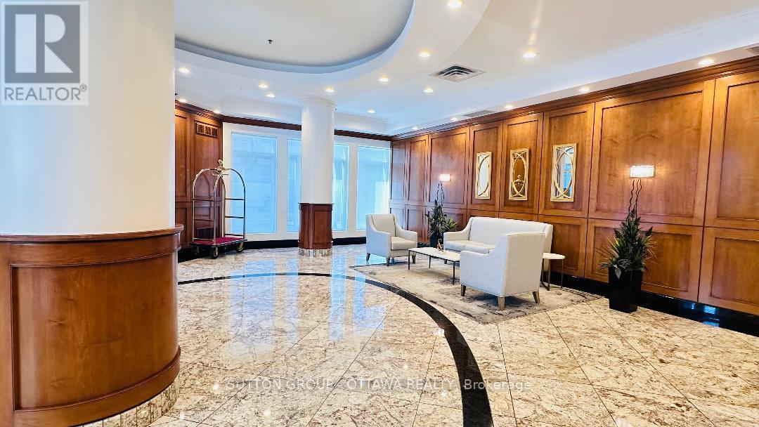 706 - 242 Rideau Street