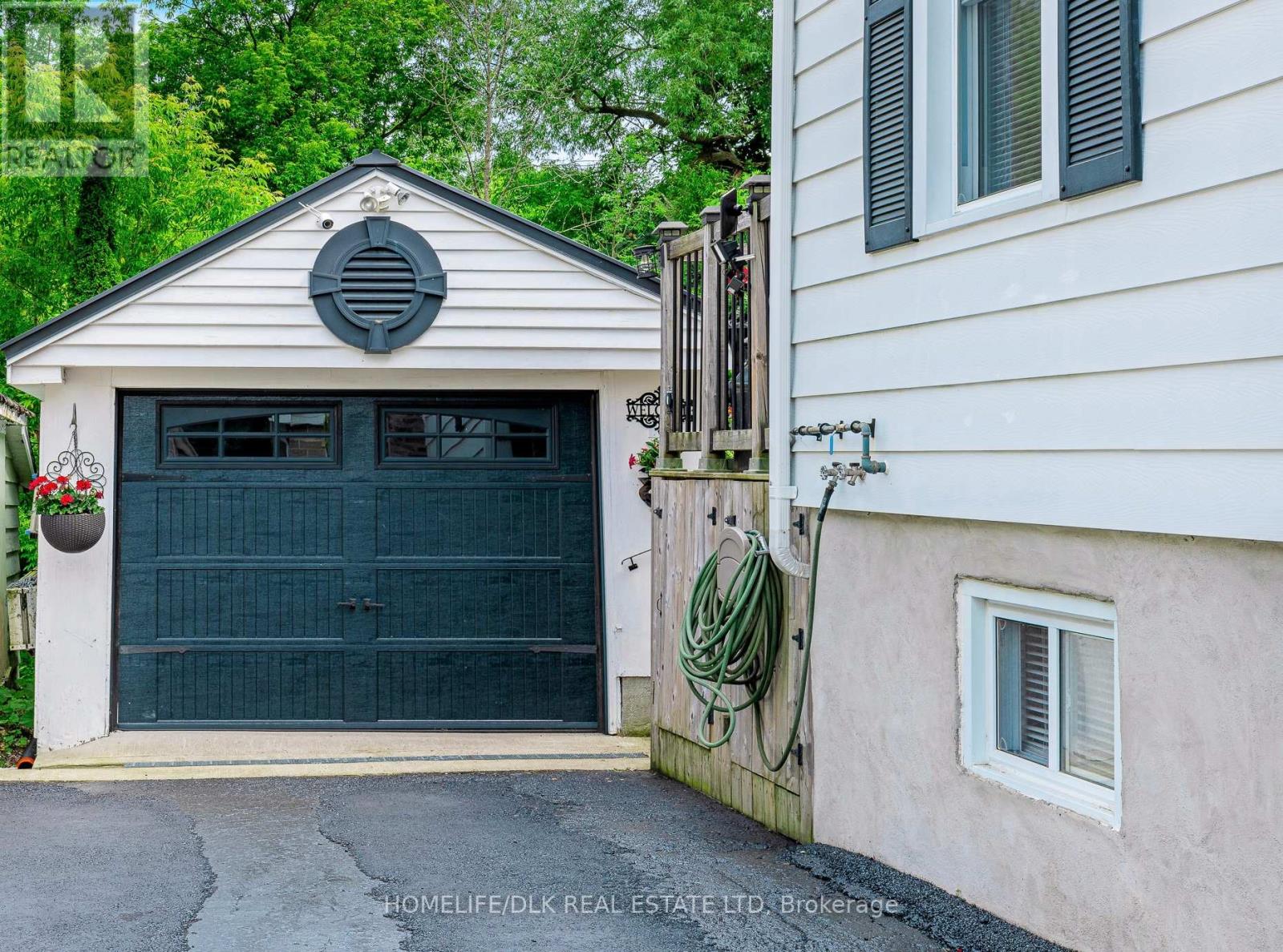 313 Pearl Street W