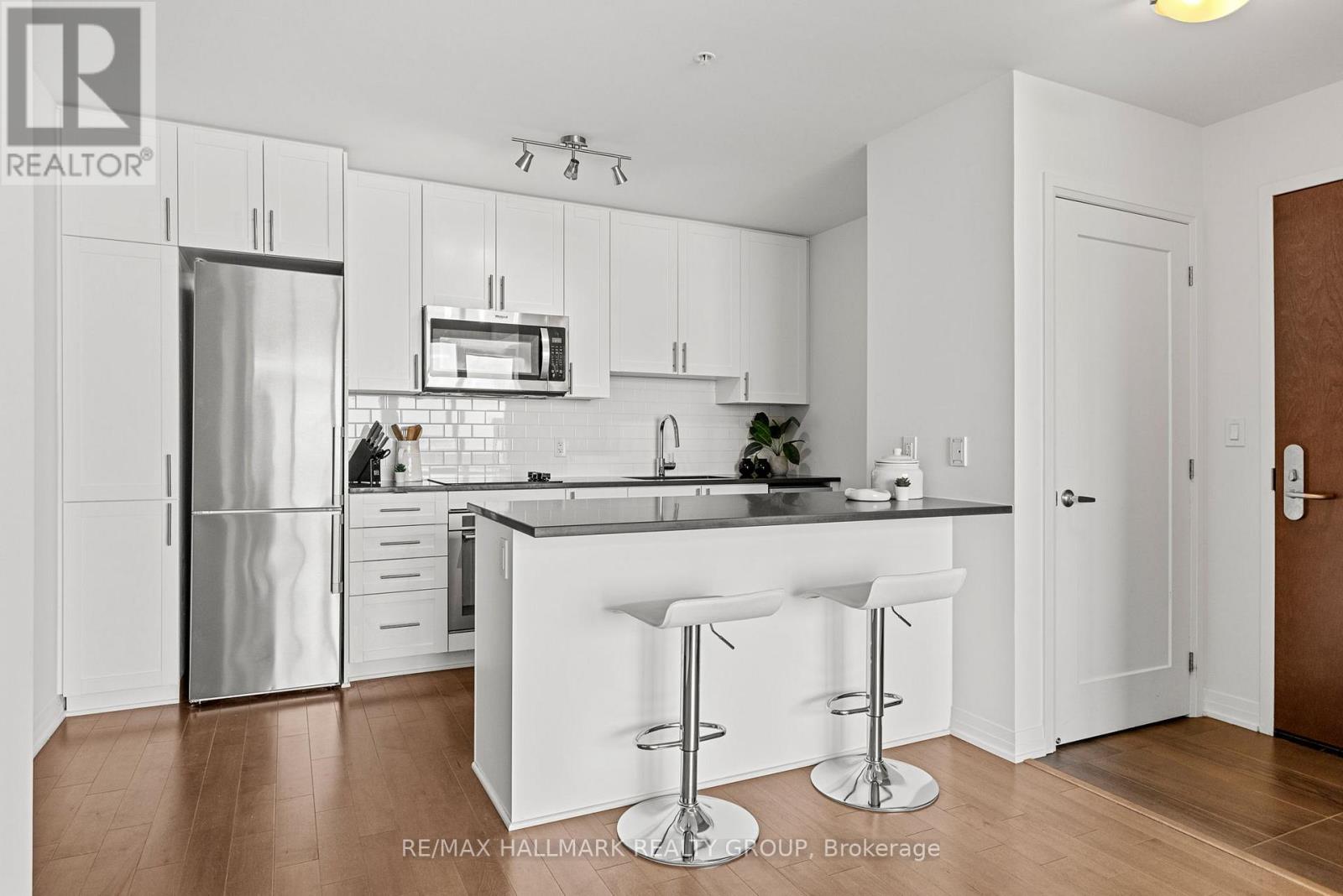 4005 - 805 Carling Avenue