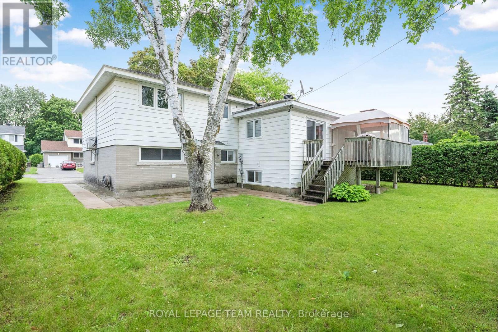 1166 Castle Hill Crescent