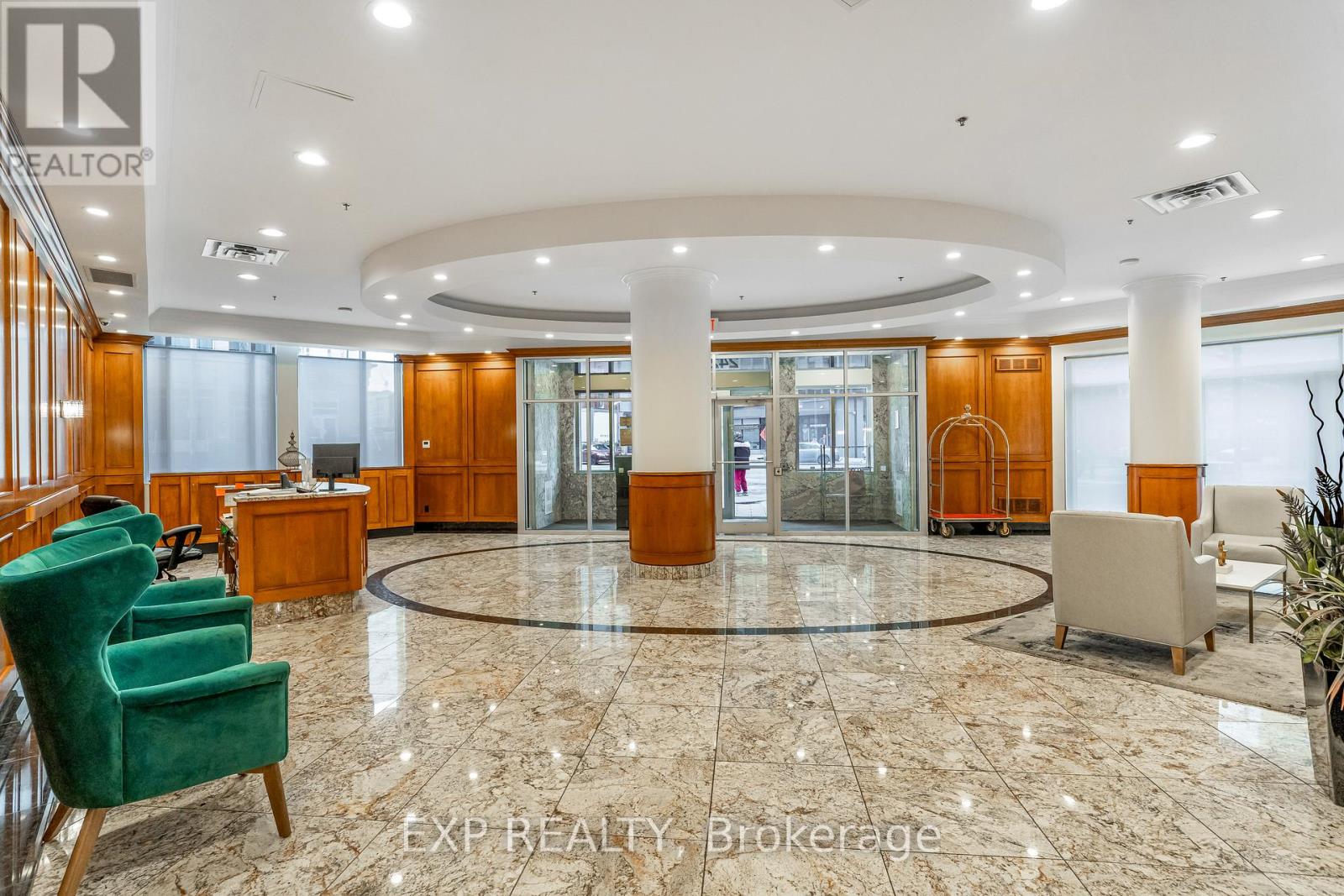 2606 - 242 Rideau Street