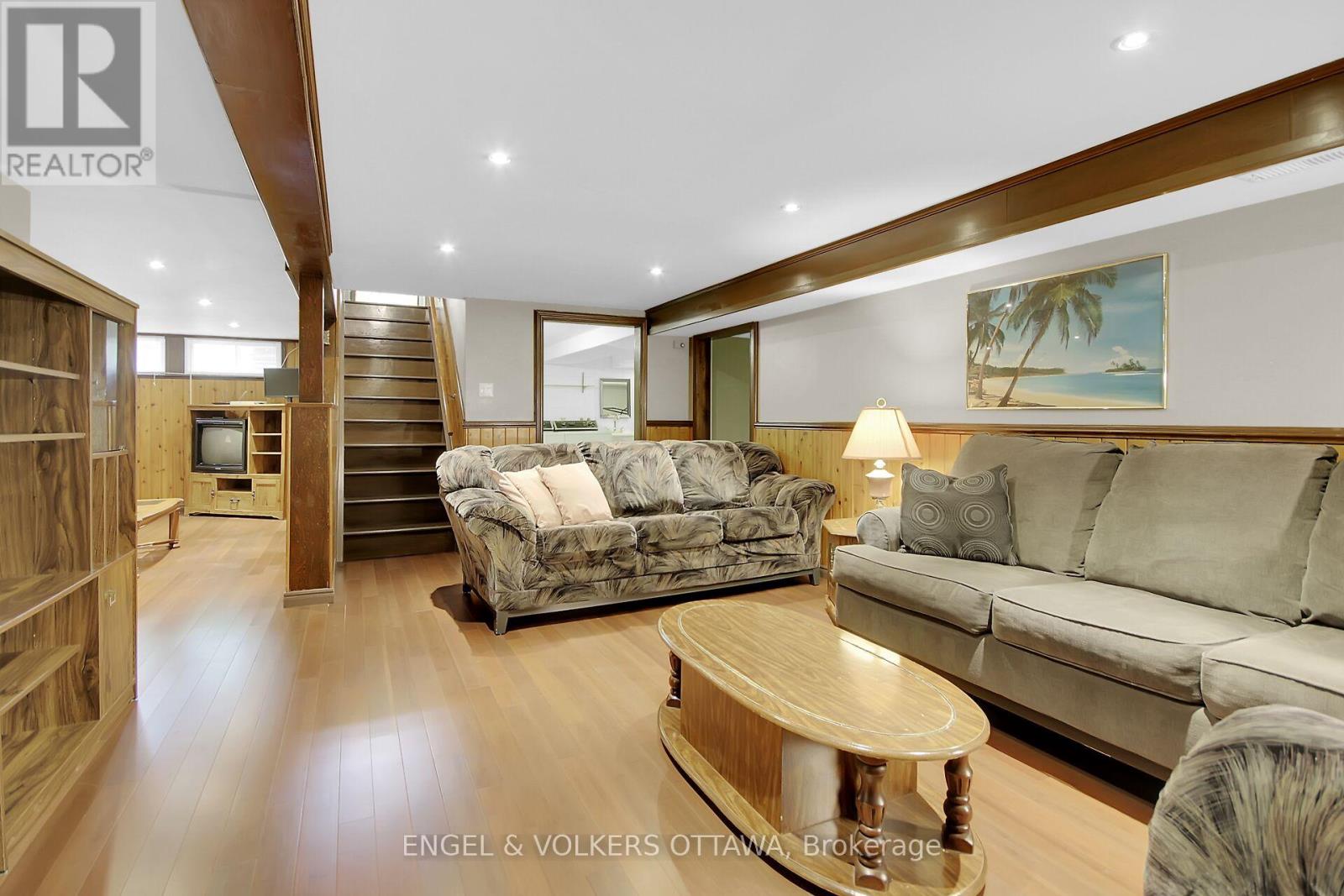 8 Greenwich Avenue