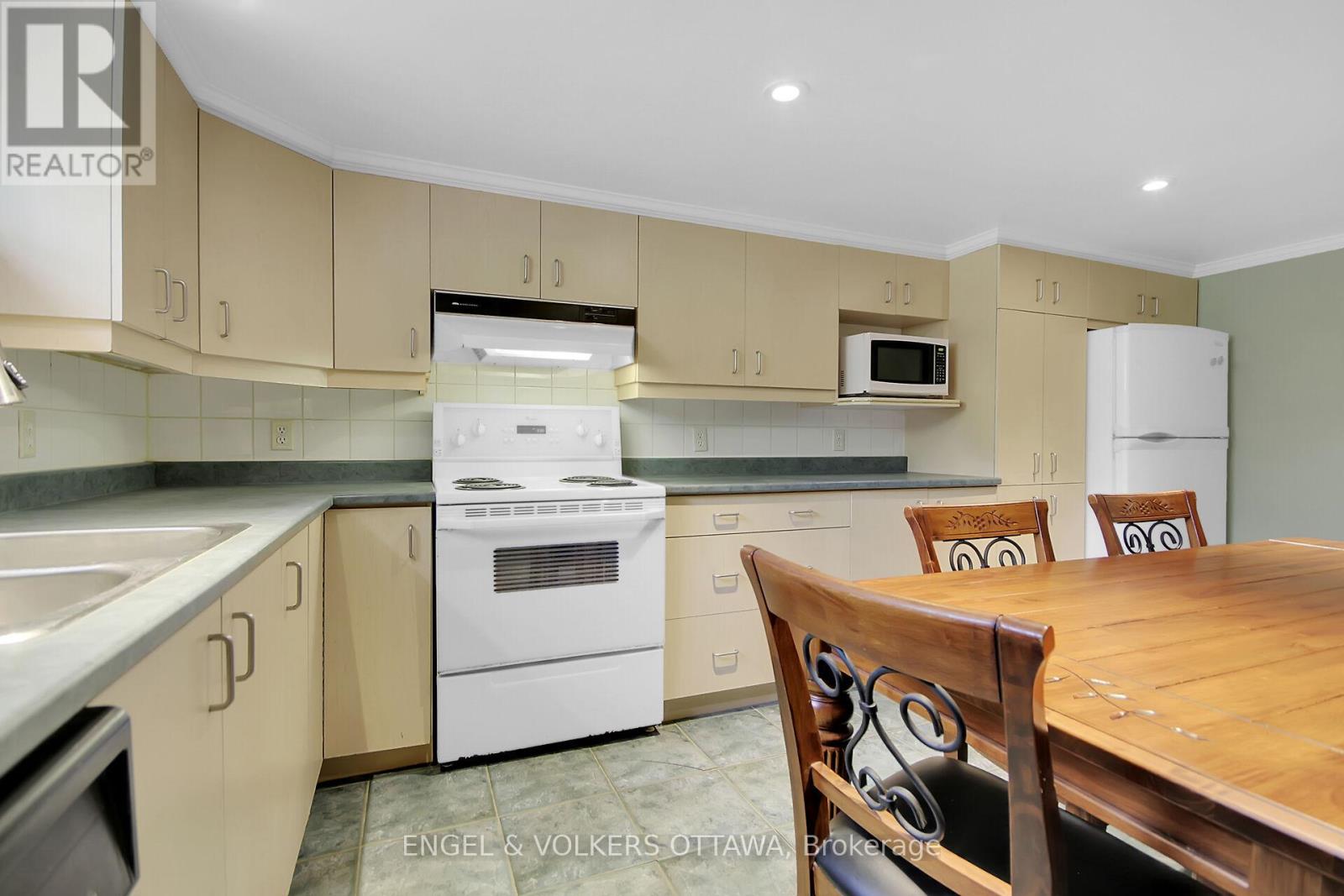 8 Greenwich Avenue