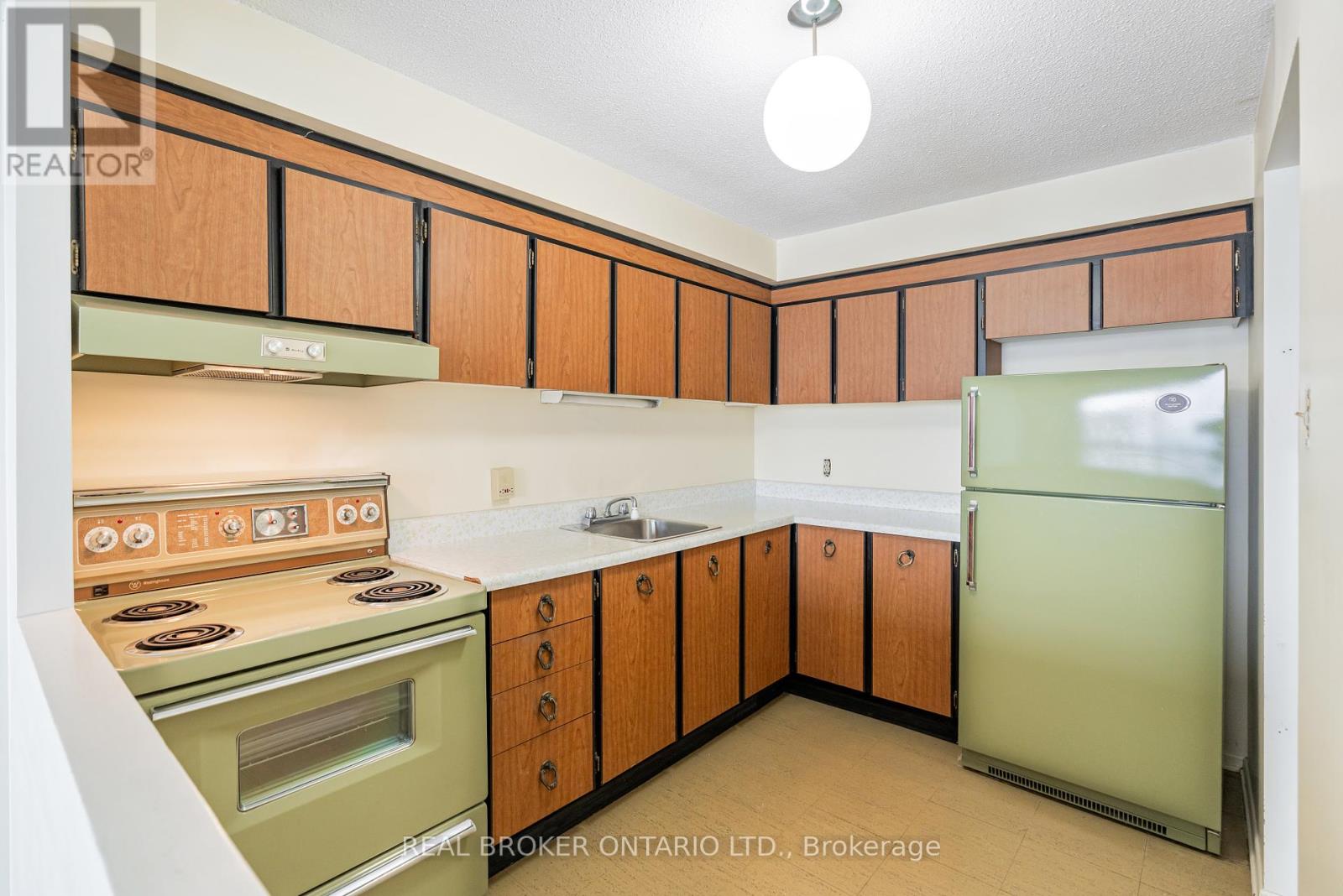 1907 - 158c Mcarthur Avenue