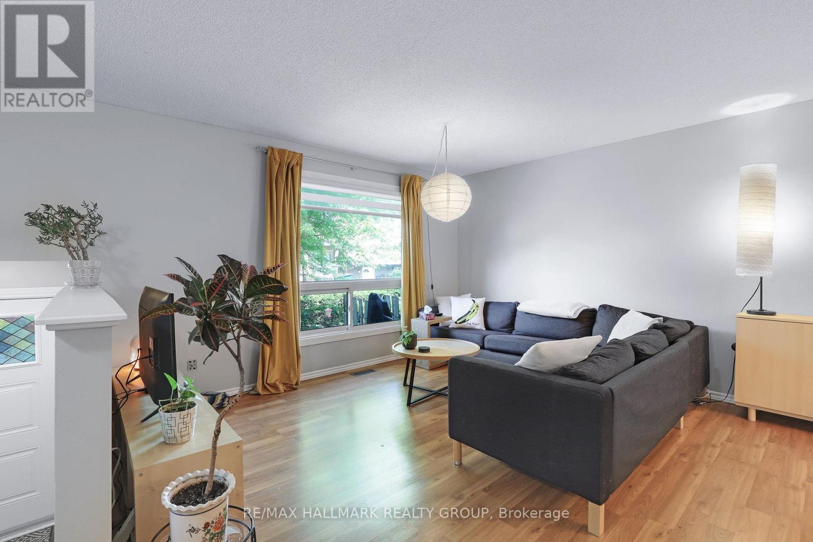 8 - 405 Montfort Street