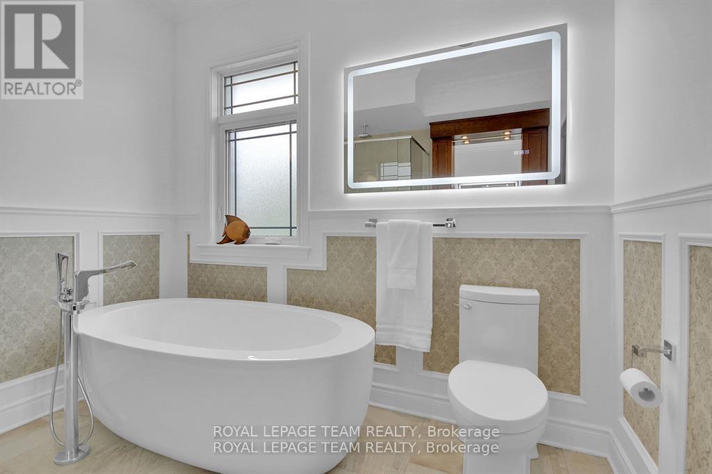 5591 Manotick Main Street