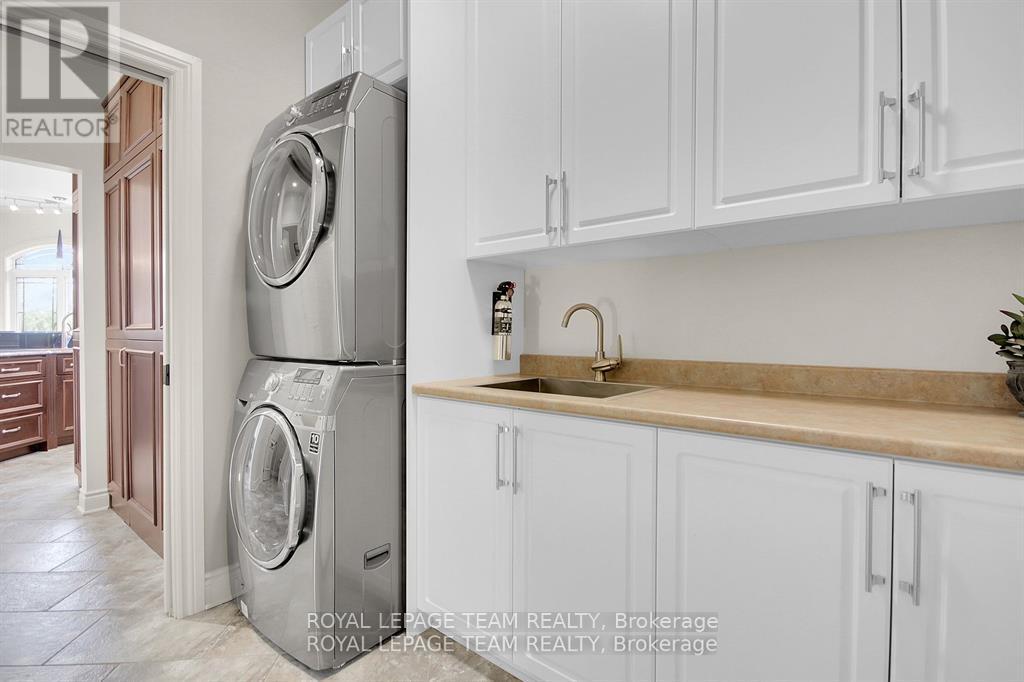 5591 Manotick Main Street