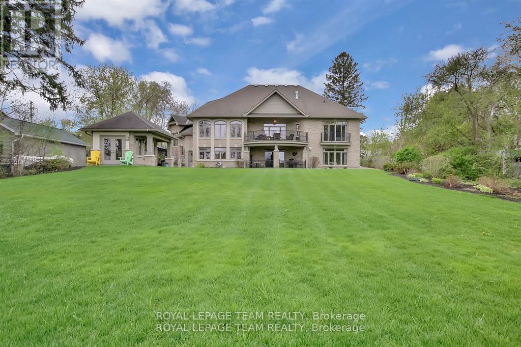 5591 Manotick Main Street