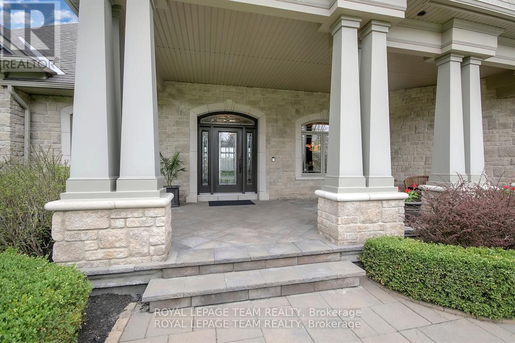 5591 Manotick Main Street