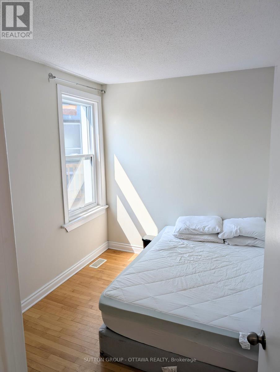 8 Robinson Avenue