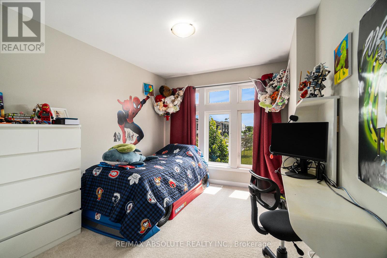 560 Triangle Street N
