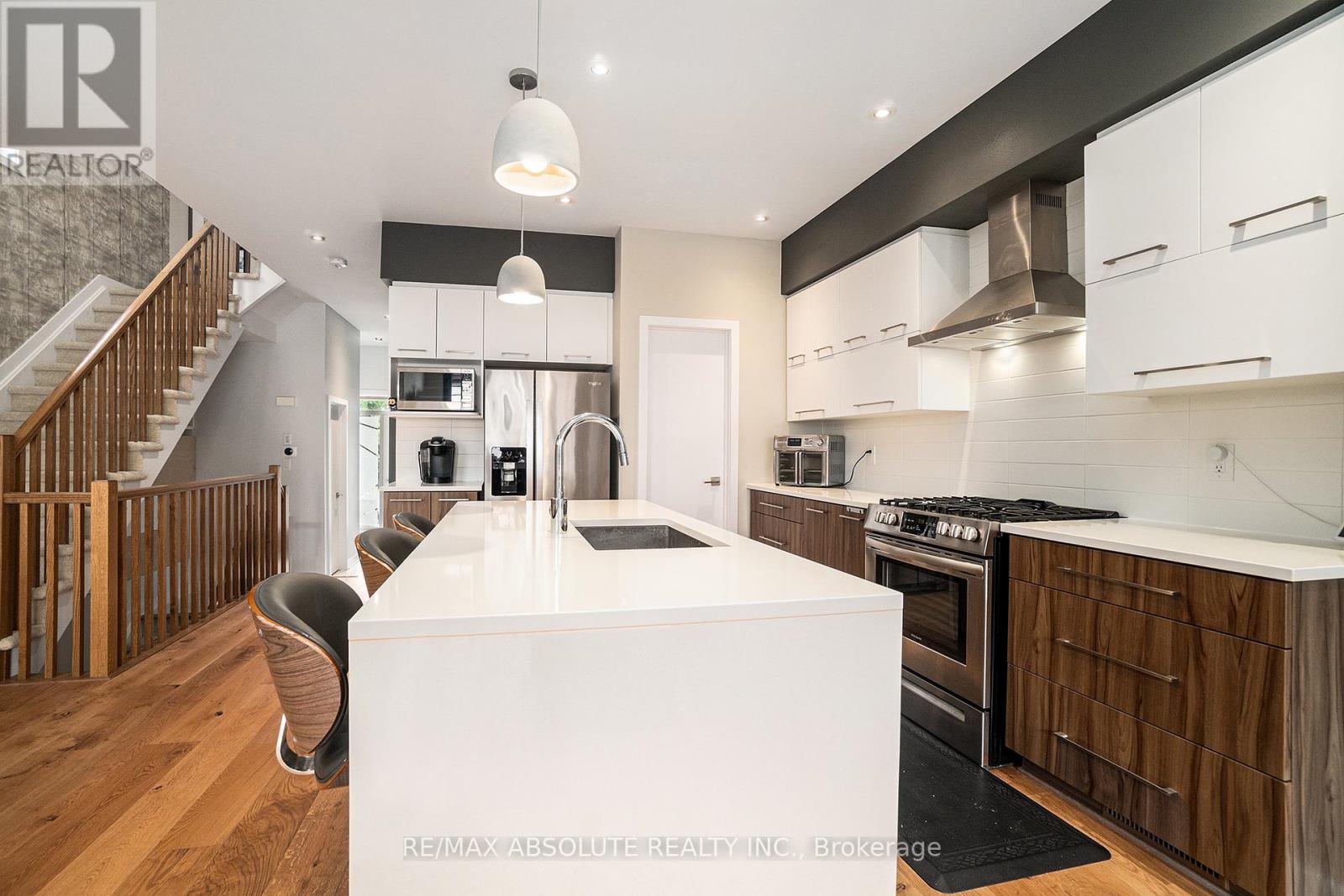 560 Triangle Street N