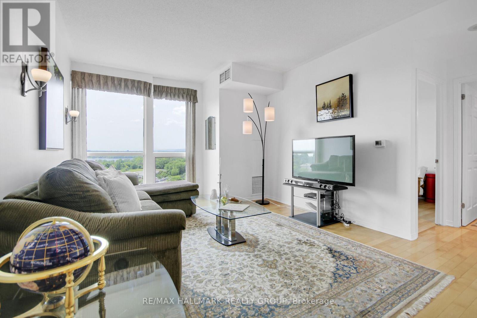 904 - 38 Metropole Private