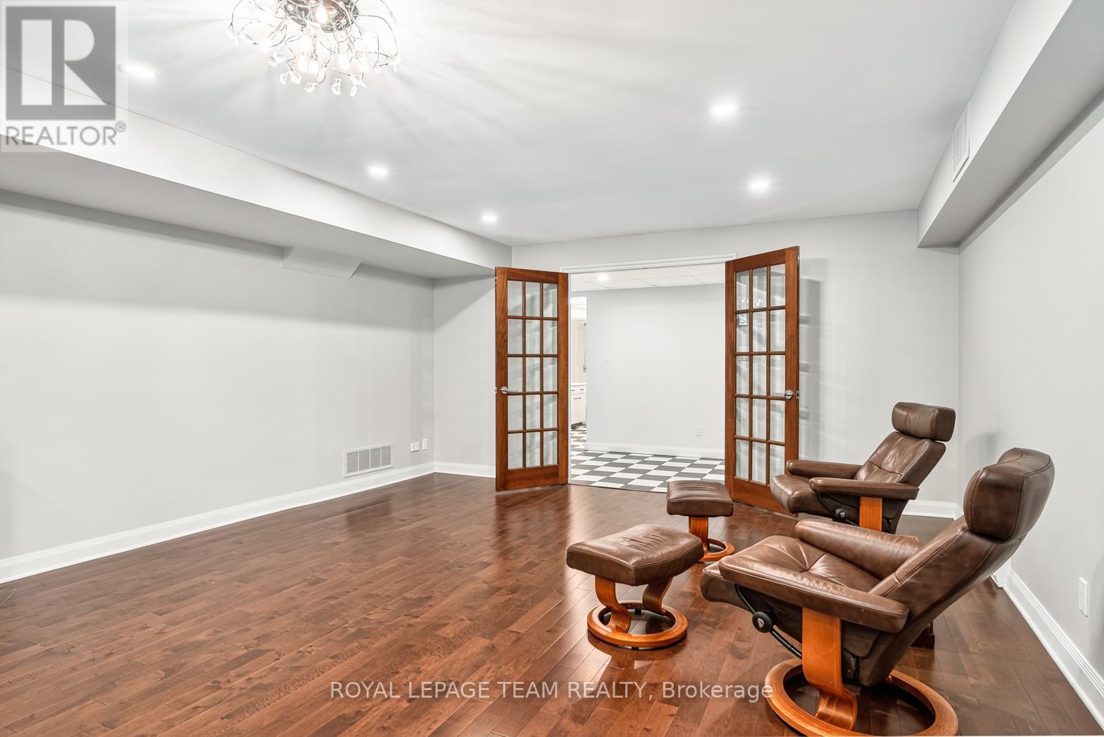 725 Manor Avenue