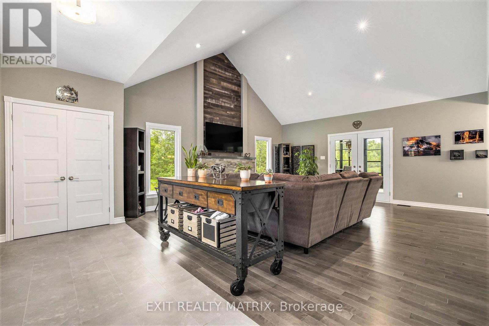 3253 Maisonneuve Road