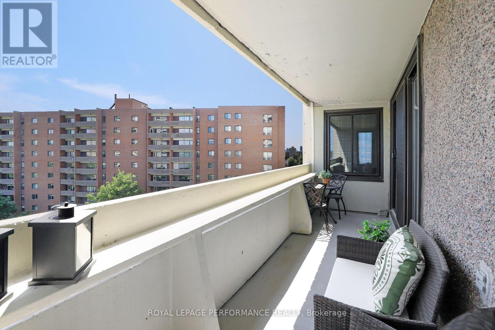 1002 - 1171 Ambleside Drive