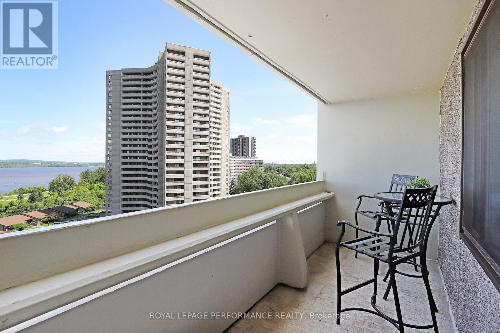 1002 - 1171 Ambleside Drive