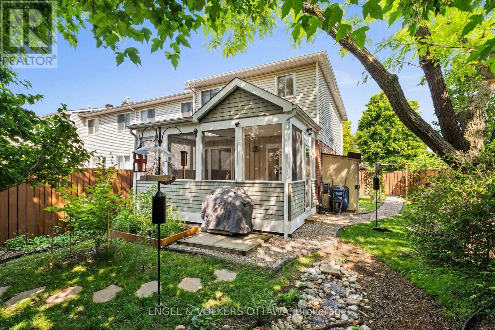 68 Thornbury Crescent
