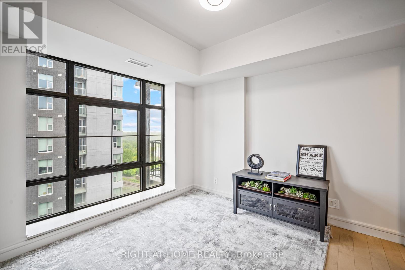 911 - 555 Anand Private