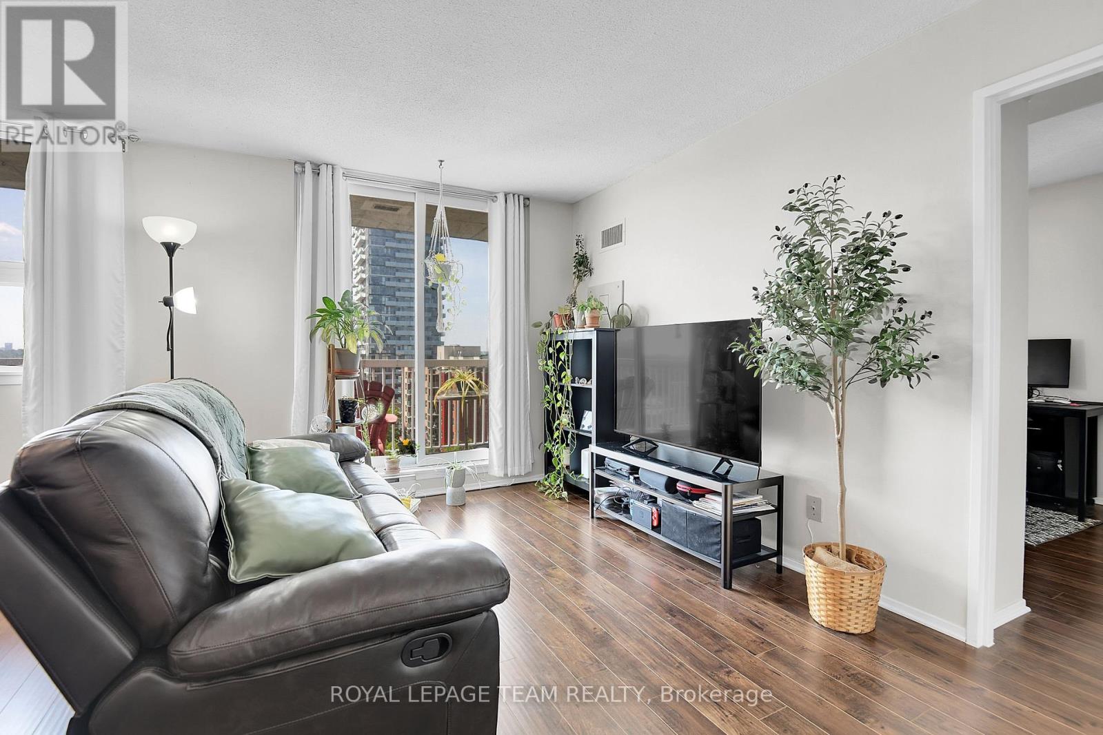 1010 - 110 Forward Avenue