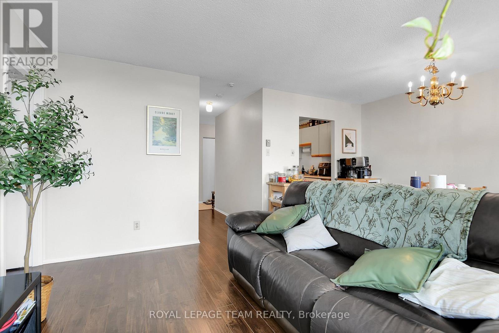 1010 - 110 Forward Avenue